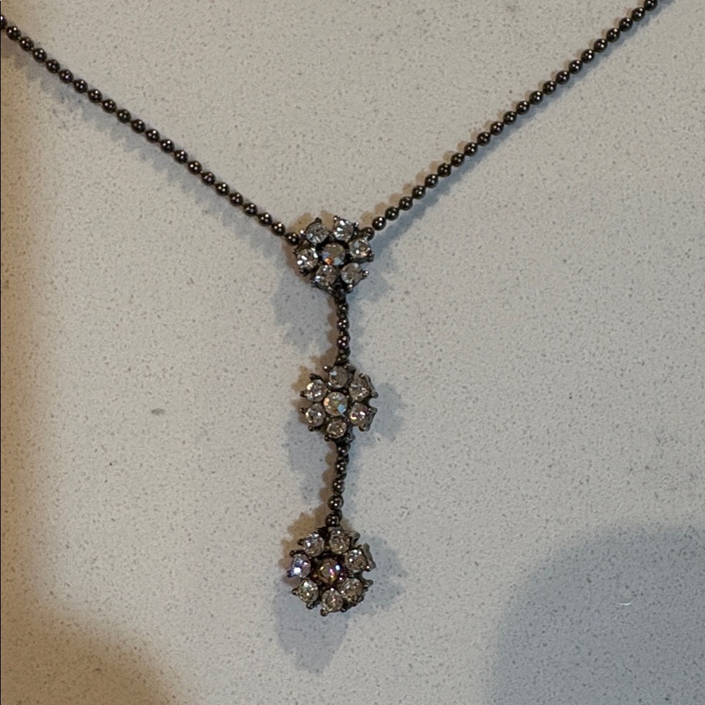 Flower pendant necklace